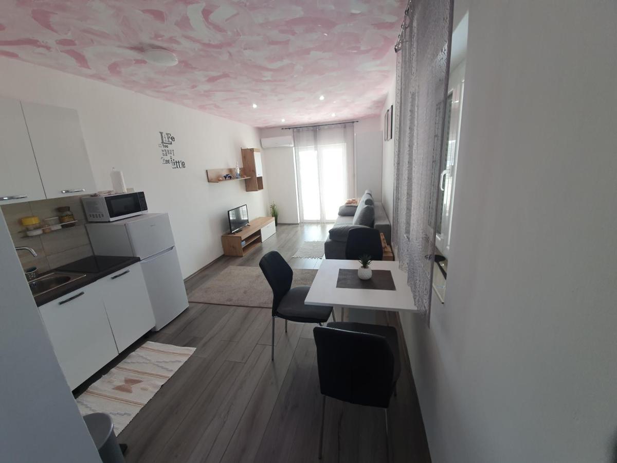 6 M, 50 M Do Plaze Apartment Barbat na Rabu Exterior photo