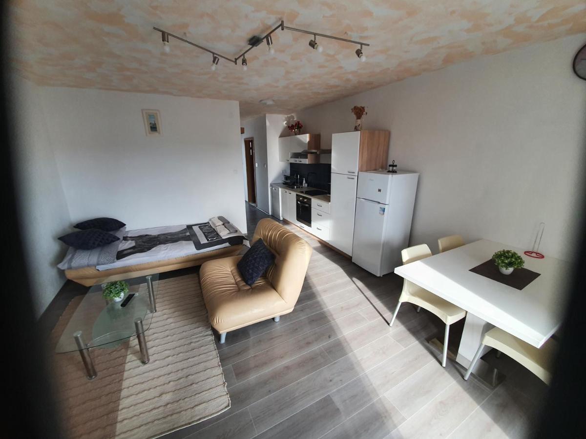 6 M, 50 M Do Plaze Apartment Barbat na Rabu Exterior photo