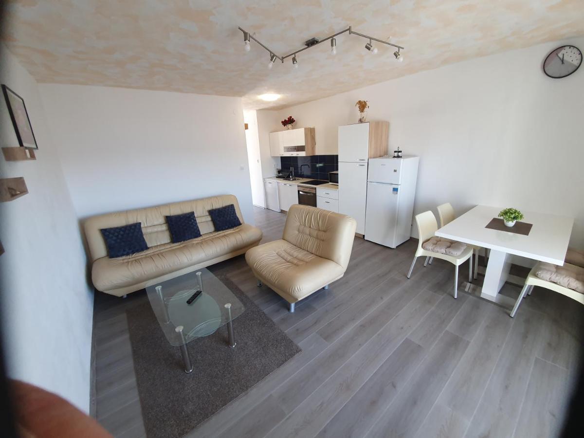 6 M, 50 M Do Plaze Apartment Barbat na Rabu Exterior photo